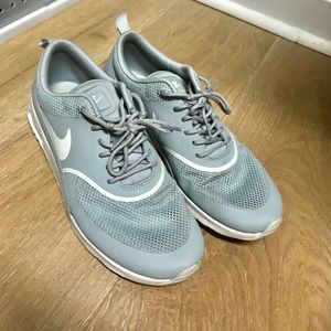 Gray Nike tennis shoes